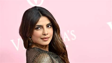 Priyanka Chopra arrived at the Victorias Secret show in her。